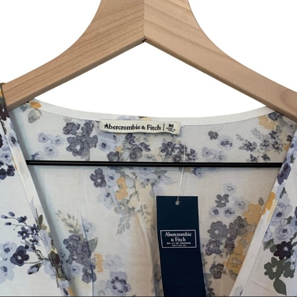 NWT Abercrombie & Fitch Long Sleeved Floral Wrap Top Medium - Picture 3 of 5